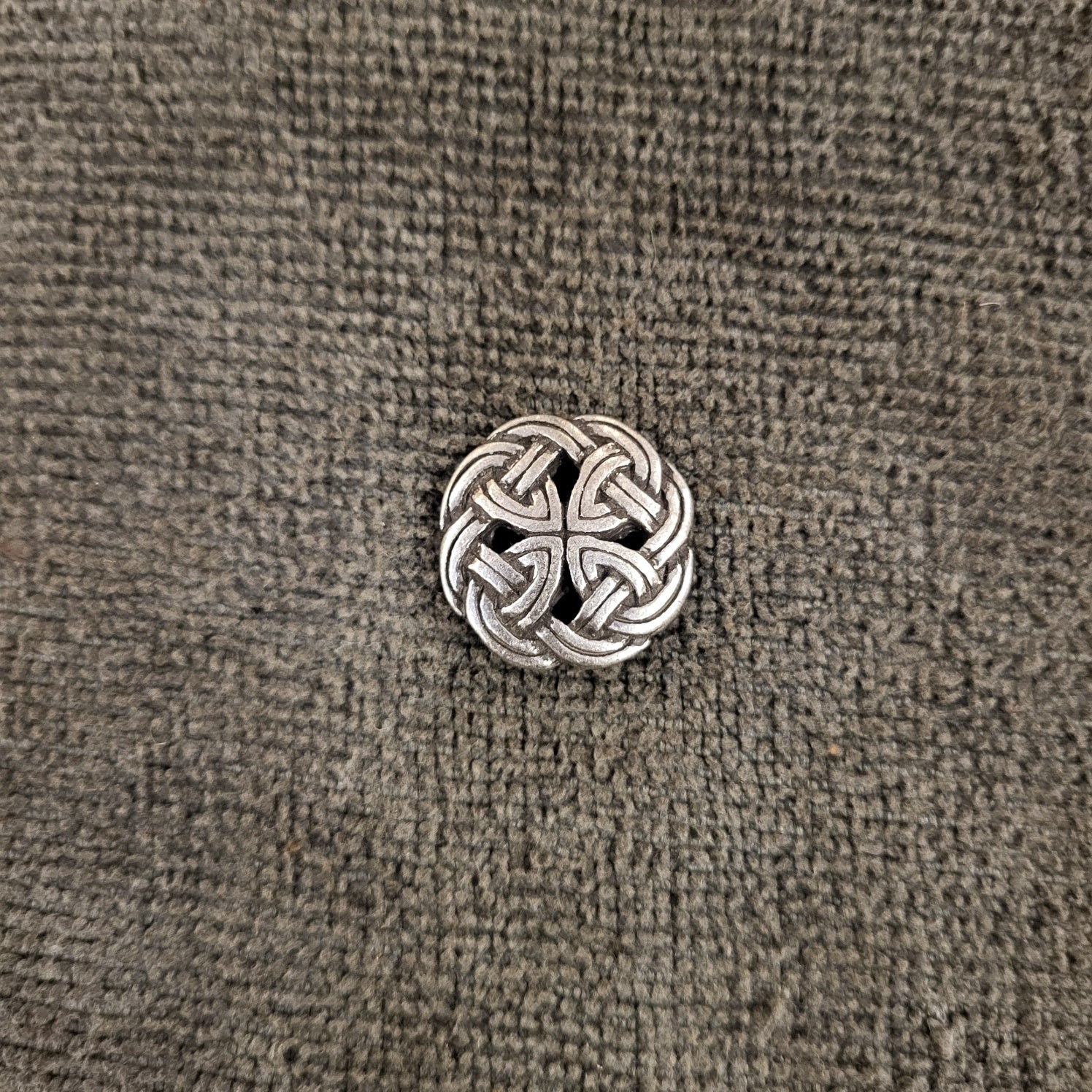 Celtic knot button