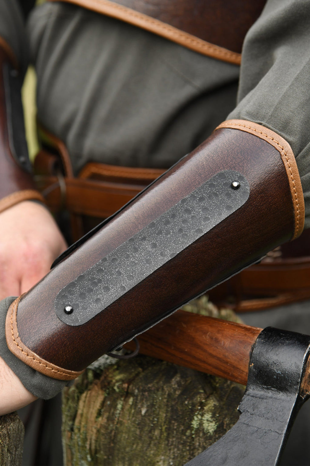 LARP Lederarmschützer mit Metallstreifen Paar