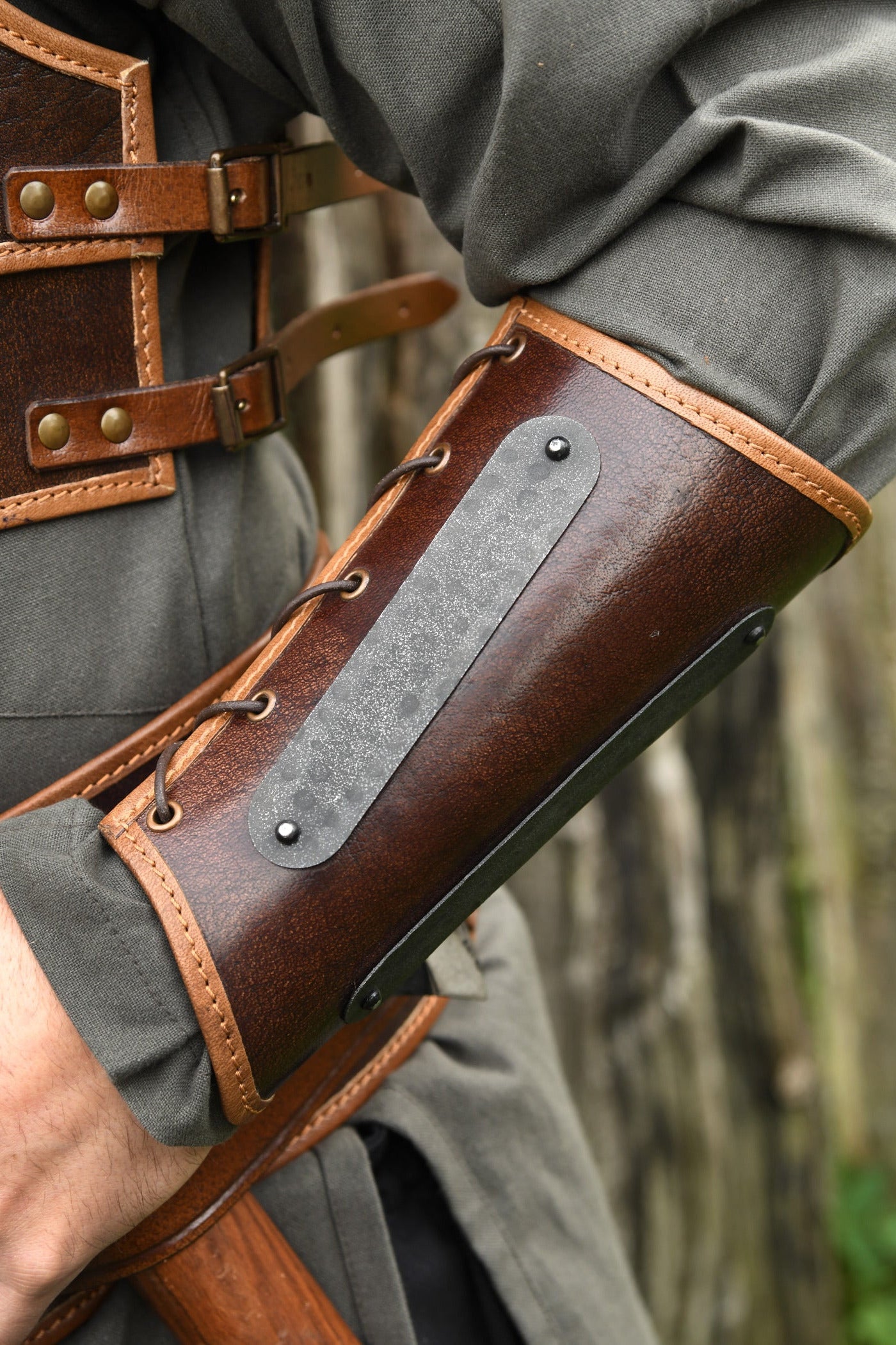 LARP Lederarmschützer mit Metallstreifen Paar