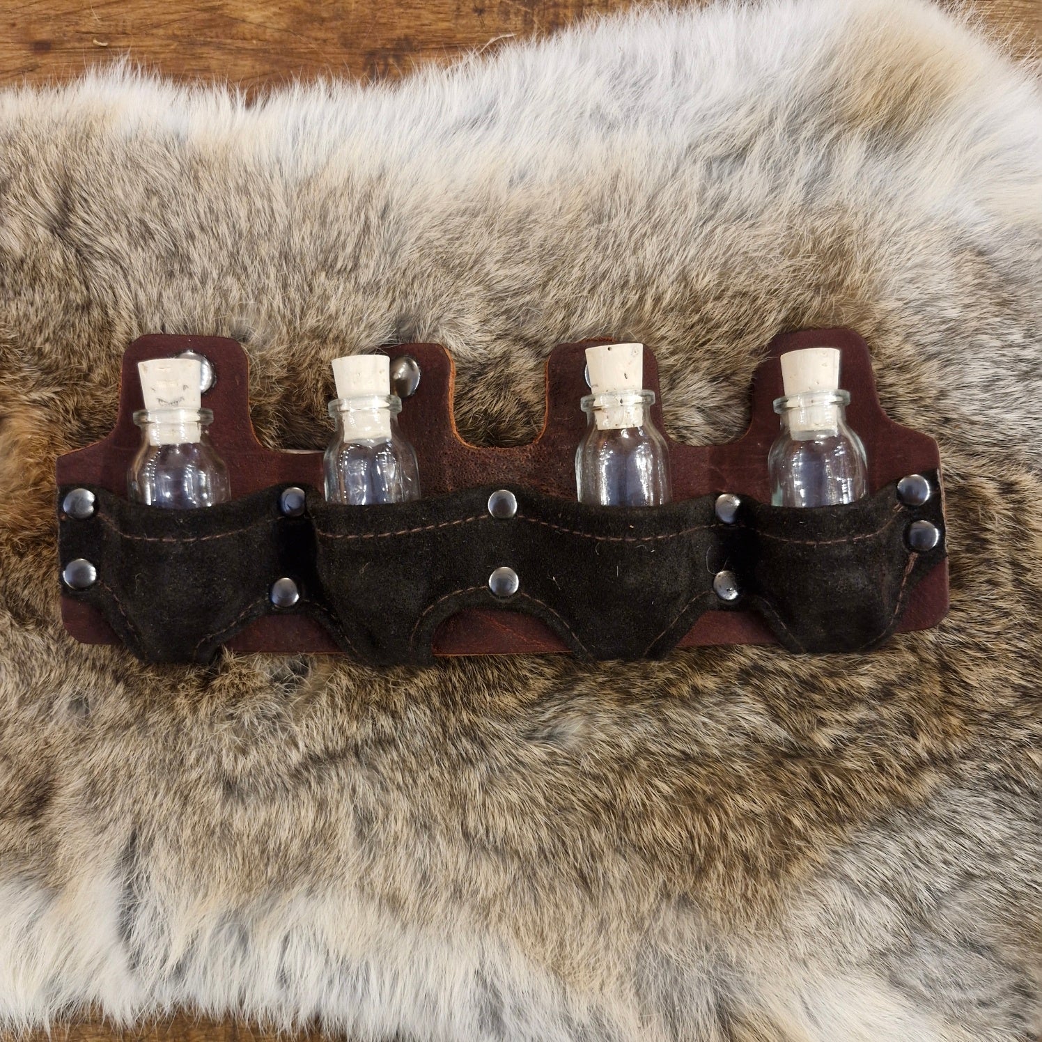 LARP Trankflaschenhalter aus Leder für 4 Fläschchen