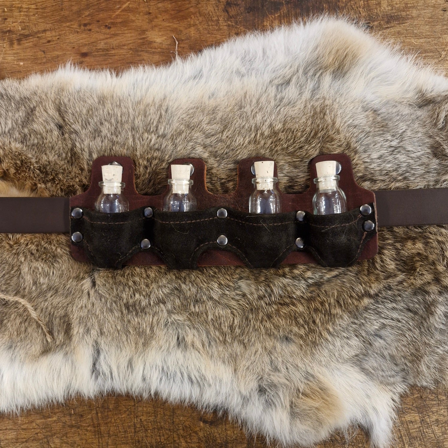 LARP Trankflaschenhalter aus Leder für 4 Fläschchen