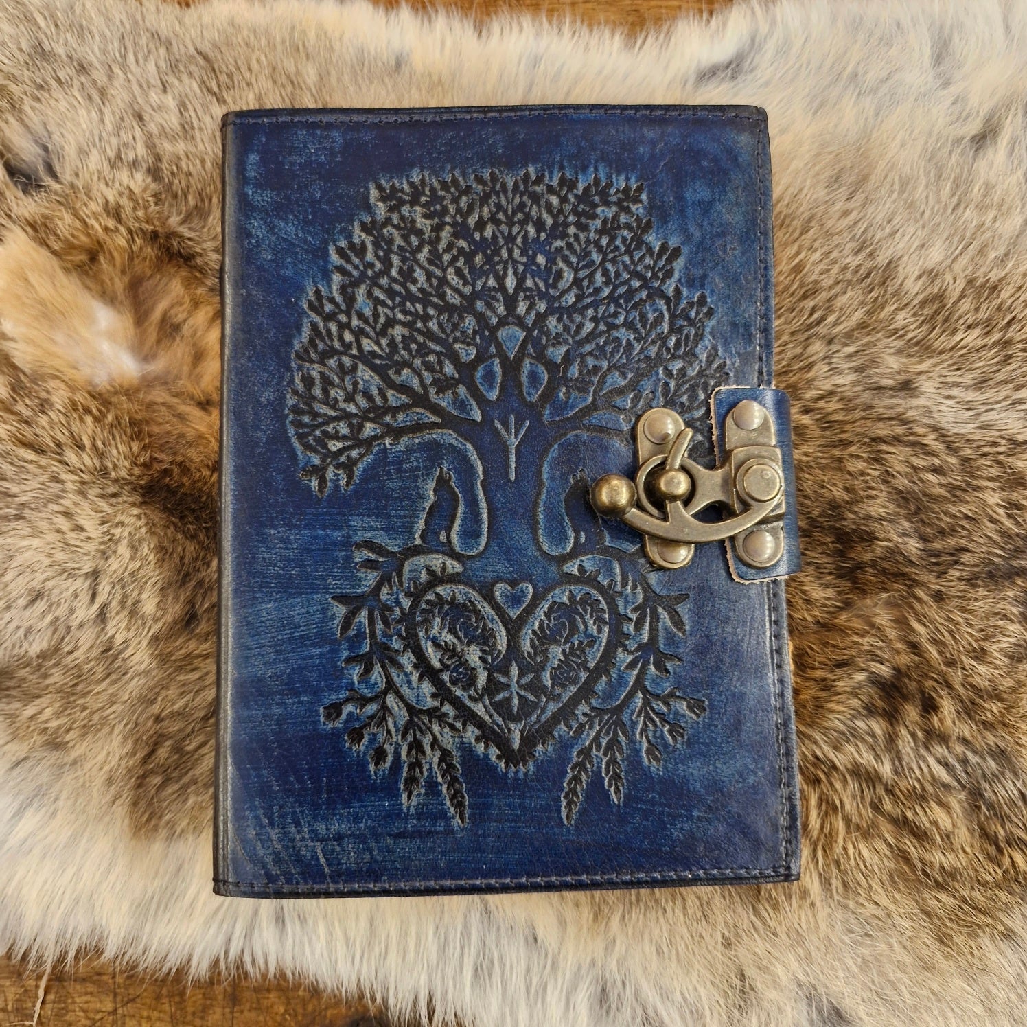 Lederbuch Lebensbaum mit Wolfspaar mit Riegelhaken