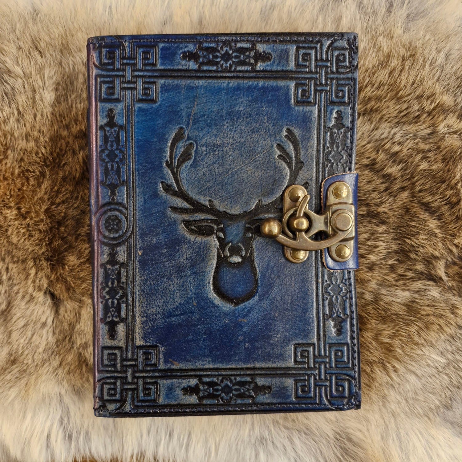 Lederbuch Hirsch mit Riegelhaken