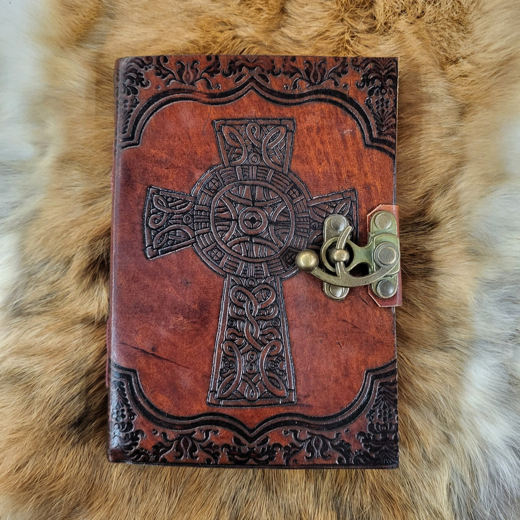 Lederbuch mit Keltenkreuz und Riegelhaken