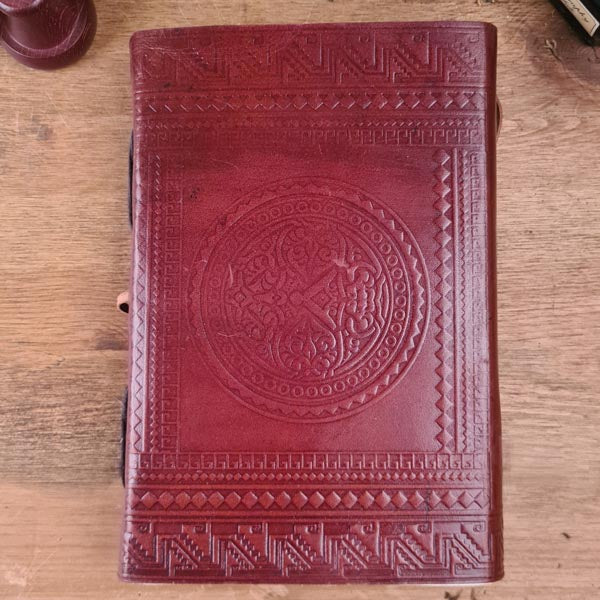 Lederbuch mit mittelalterlichem Motiv
