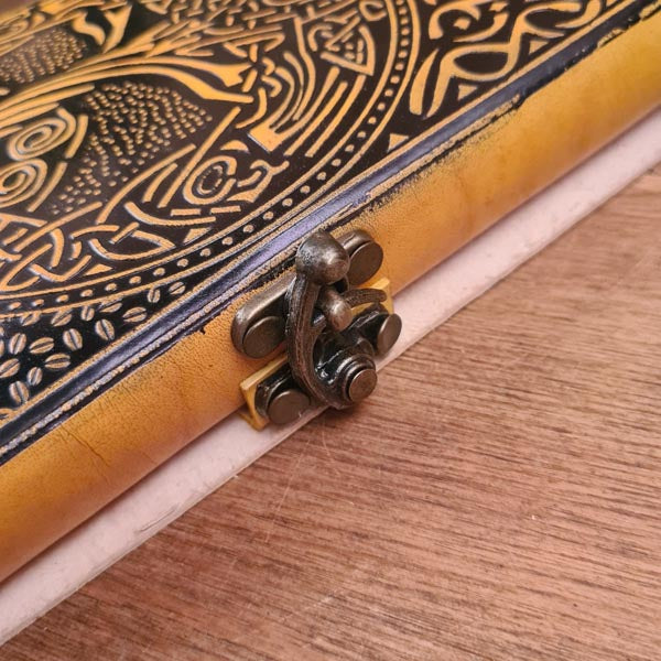 Lederbuch Yggdrasil mit Riegelhaken
