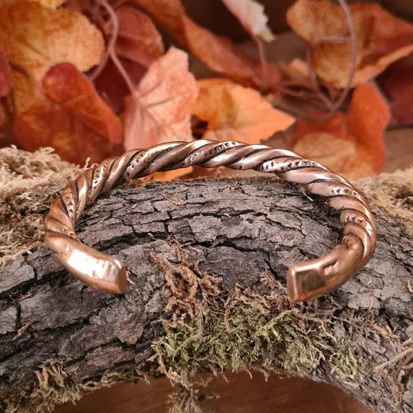 Massiver Armreif aus Bronze