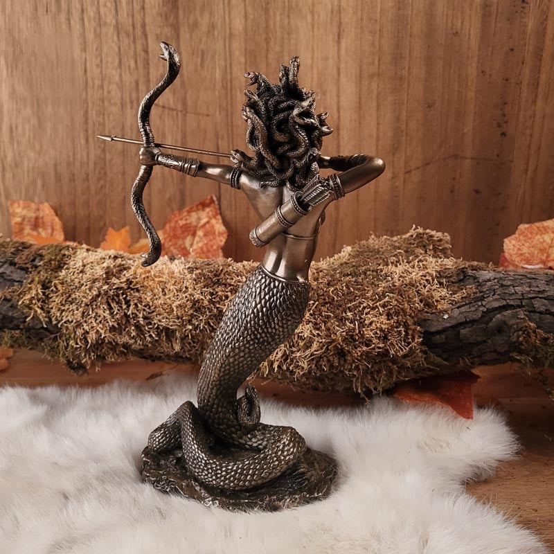 Medusa mit Bogen - bronziert