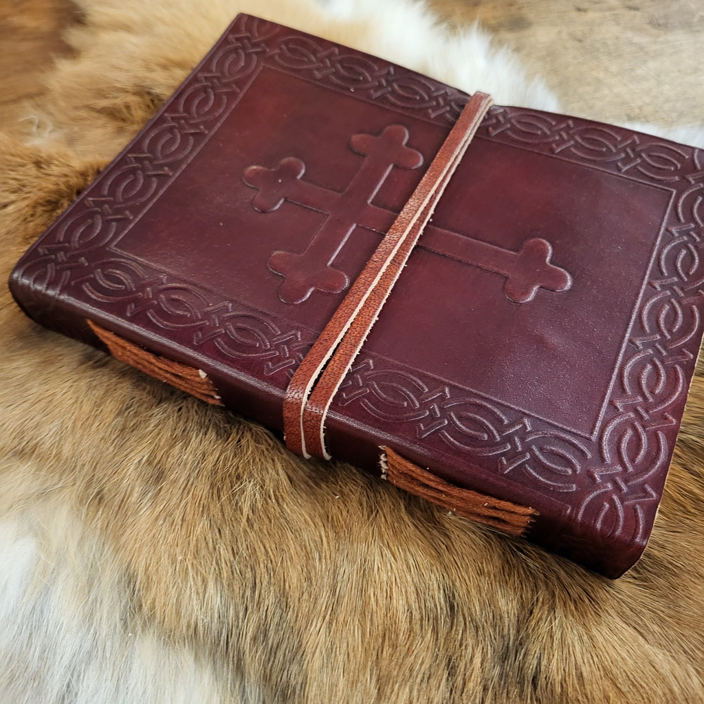 Notizbuch mit Kreuz und Ledereinband