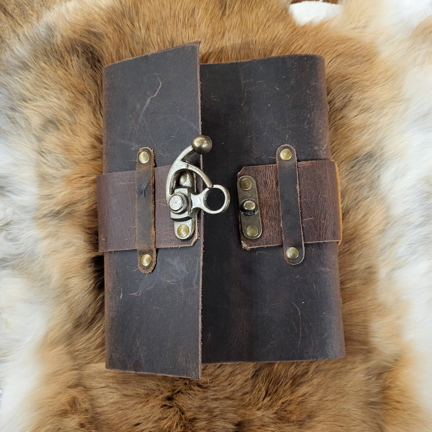 Notizbuch mit Ledereinband mit Riegelhaken