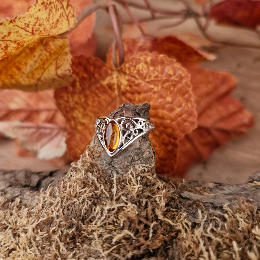 Noble ring with amber in rhodium-plated 925 silver