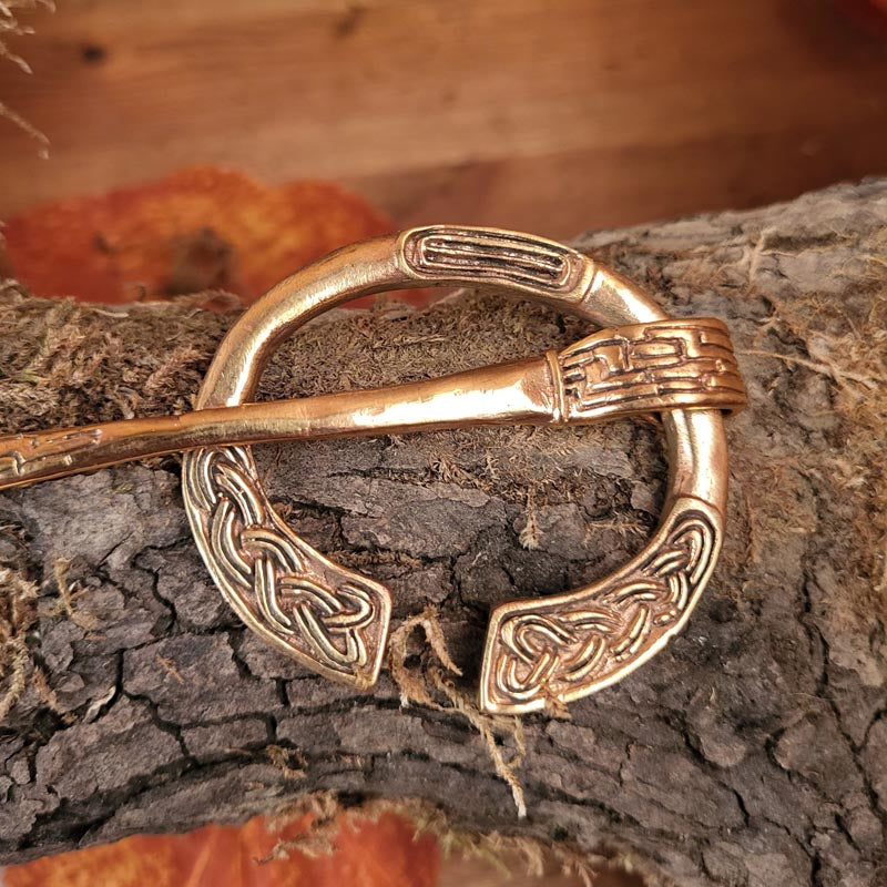Ringfibel mit Gewandnadel aus Bronze