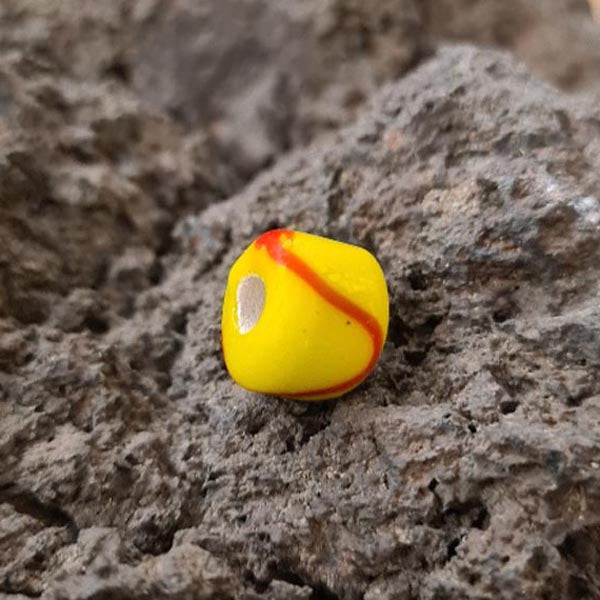 Rus Glasperle in Tonnenform gelb-rot