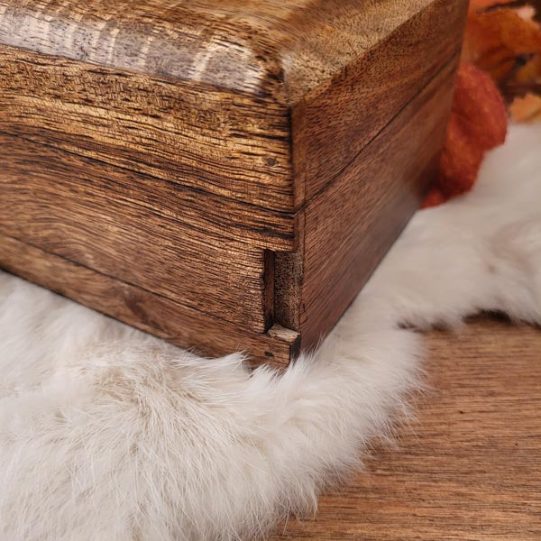 Wooden jewelry box with hidden clasp