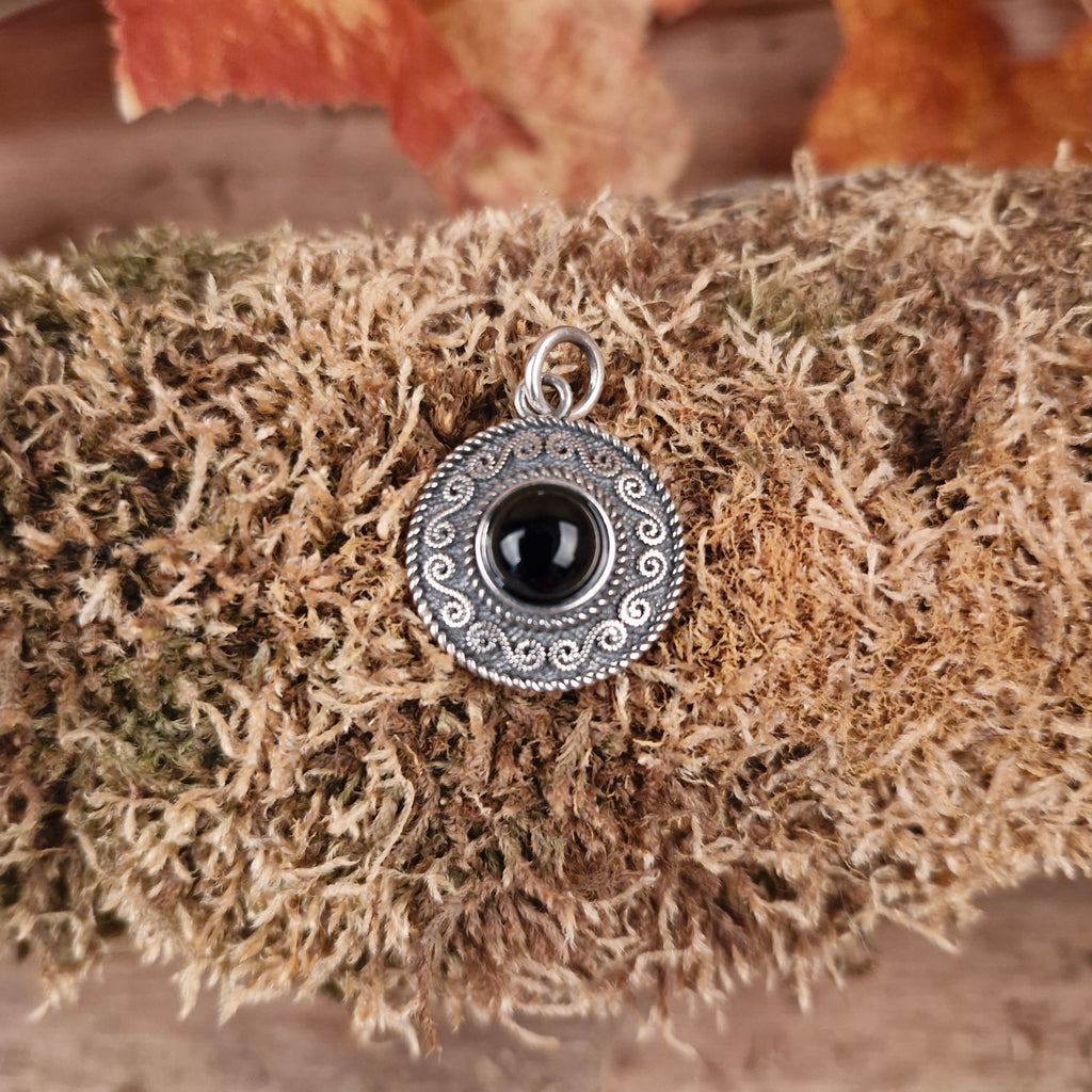 LARP Silberamulett mit Spiralmuster und Halbedelstein