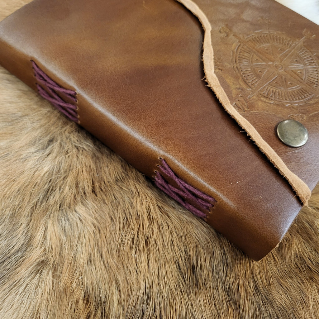 Tagebuch mit Kompassrose im Ledereinband