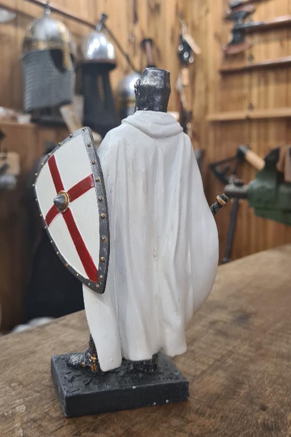 Templer mit Kriegsaxt und Schild - handbemalt