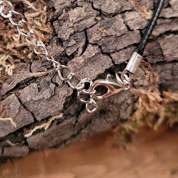Amulett Schattenwolf mit Silbereinlage aus Schwarznuss