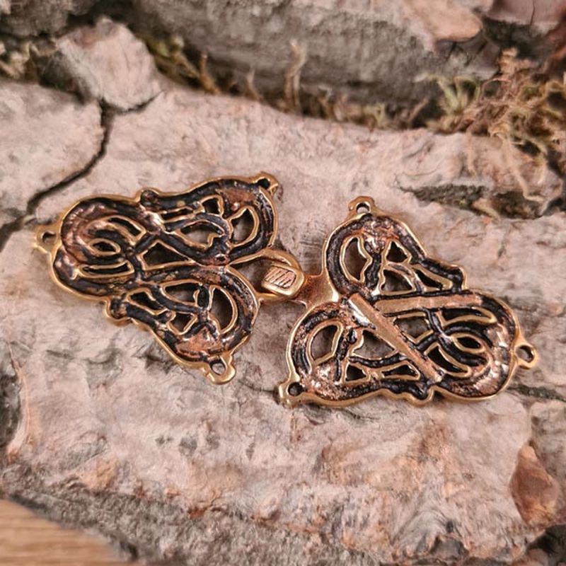 Wikinger Gewandhaken im Jelling Stil aus Bronze