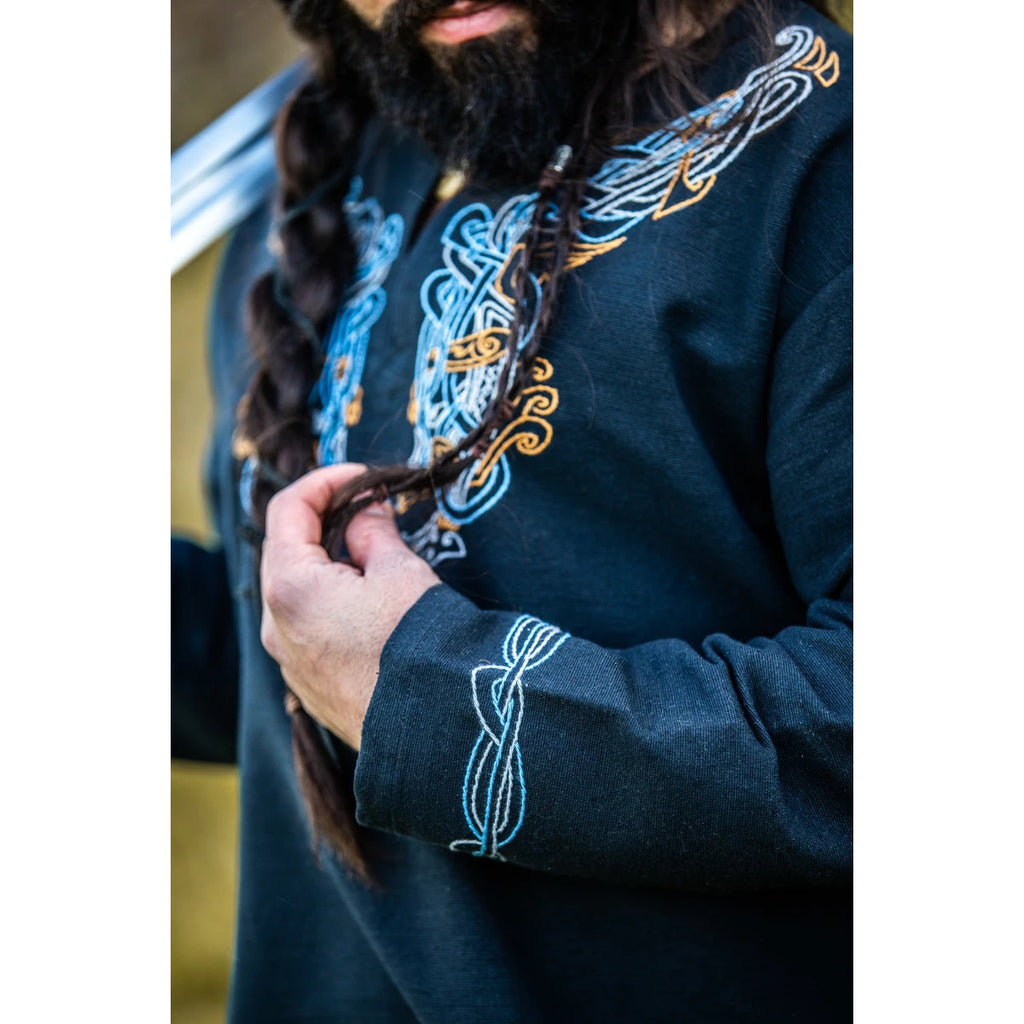 Wikingertunika schwarz mit Handstickerei im Urnes-Stil