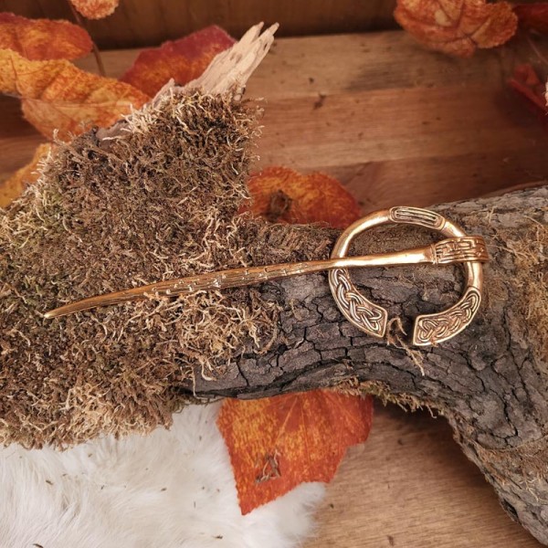 Ringfibel mit Gewandnadel aus Bronze