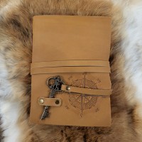 Notizbuch & Logbuch des Kapitän mit Kompassrose und Schlüssel Notizbuch & Logbuch des Kapitän mit Kompassrose und Schlüssel