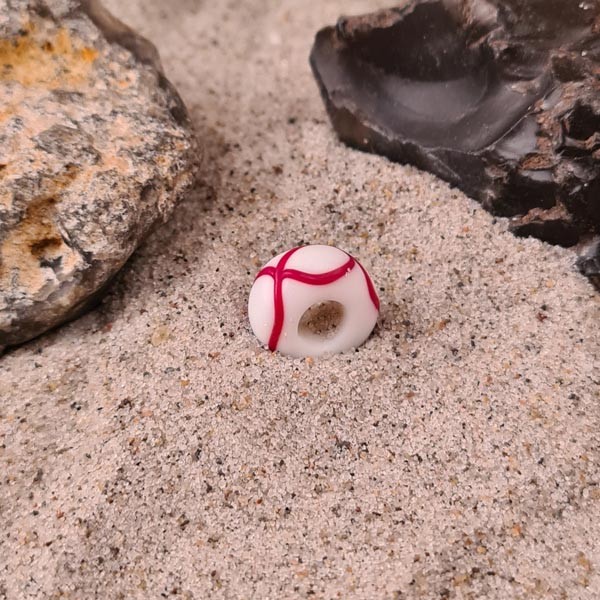 Wikinger Schmuckperle Vega aus Glas weiß rot