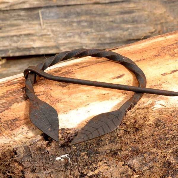 Mittelalter Ringfibel aus Stahl mit Blattspitzen - handgeschmiedet