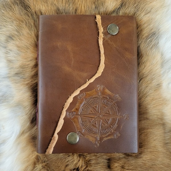 Tagebuch mit Kompassrose im Ledereinband