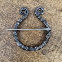 Große LARP Fibel aus Stahl - handgeschmiedet Große LARP Fibel aus Stahl - handgeschmiedet