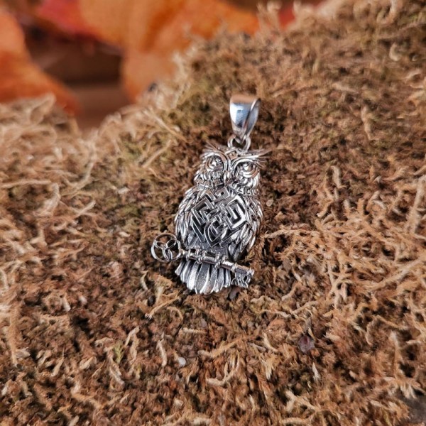 Fantasy Amulett Eule mit Knotenmuster und Triqueta Schlüssel aus Silber