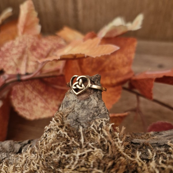 Filigrane Ring Triqueta Herz aus Bronze