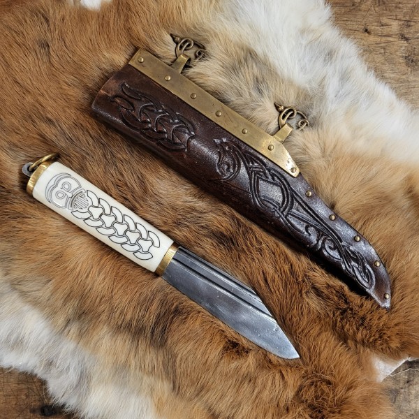 Wikinger Saxmesser mit verzierten Knochengriff und Lederscheide