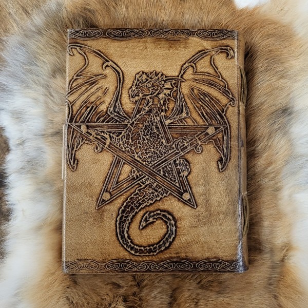 LARP Lederbuch Drache auf Pentagramm mit Verschluss