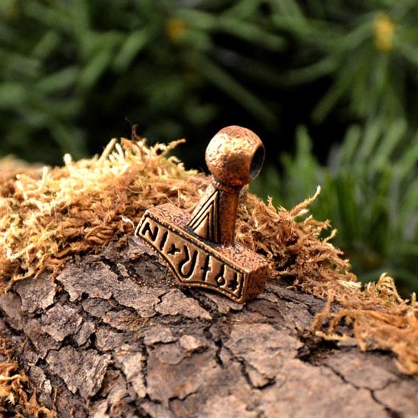 Wikinger Amulett Mjölnir Lolland mit Runen aus Bronze - Replik