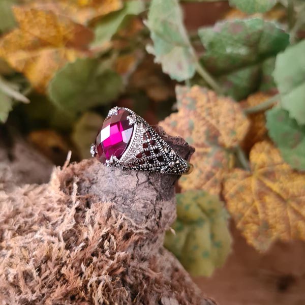 Prunkring mit roten Zirkon aus Silber