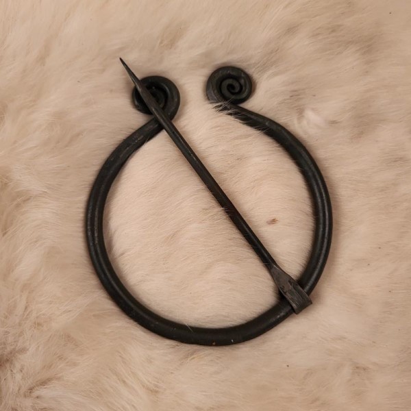 Omega Ringfibel aus Stahl - handgeschmiedet