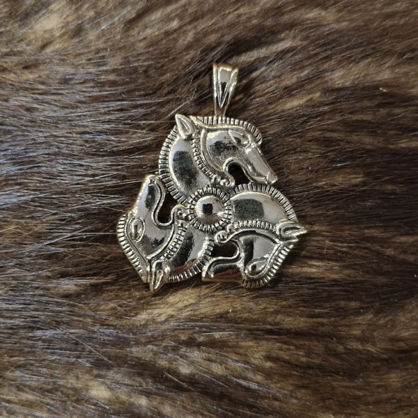 Kelten Amulett Triskele mit Pferdeköpfe aus Bronze