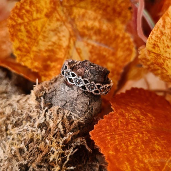 Schmaler Silberring Edeldame mit Markasitsteinen