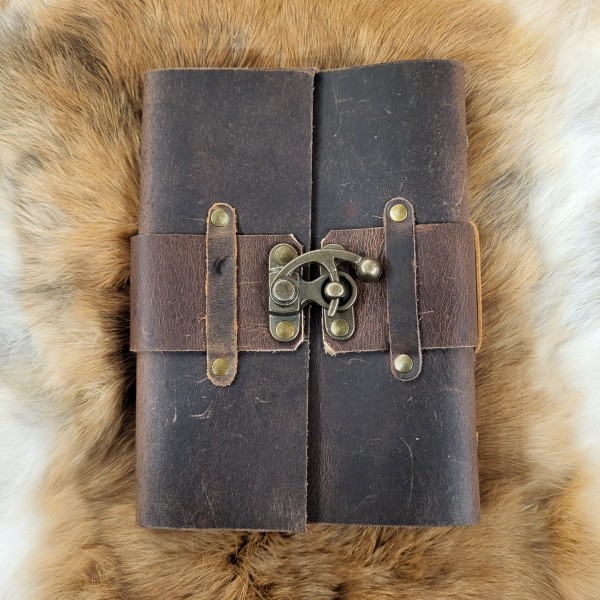 Notizbuch mit Ledereinband mit Riegelhaken