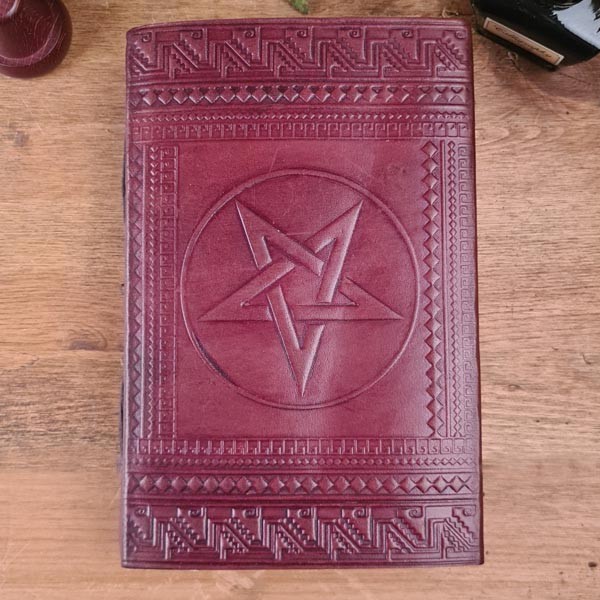 Lederbuch mit Pentagramm
