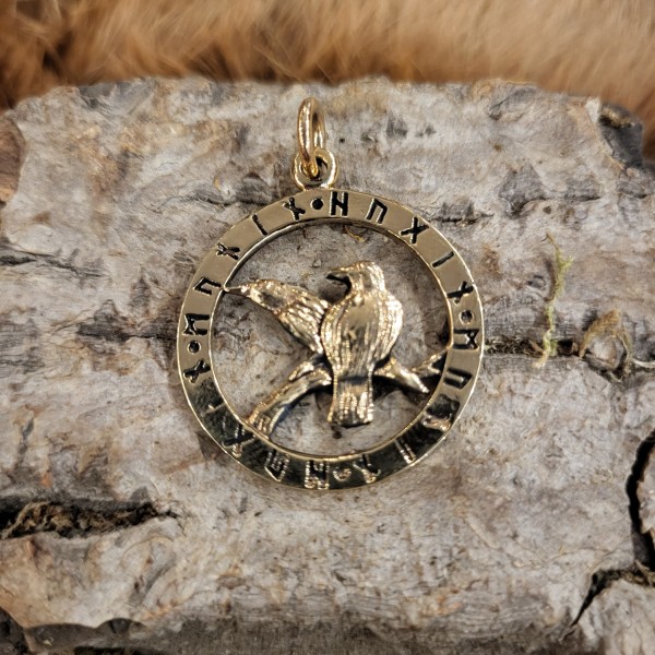 Frühmittelalter Bronzeamulett Hugin & Munin im Runenkreis