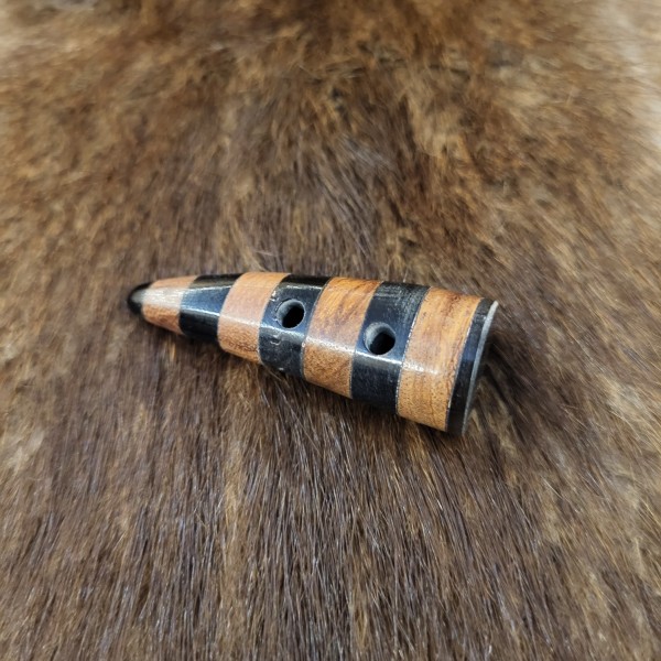 Knebelknopf aus Horn & Holz