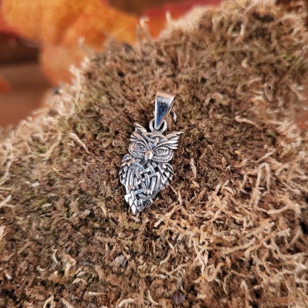 Eulen Amulett mit Knotenmuster aus Silber