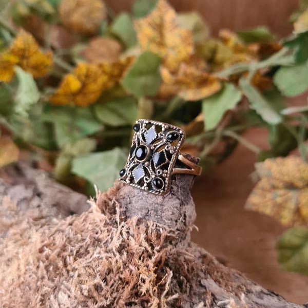 Byzantinischer Ring mit Onyx-Kreuz aus Bronze