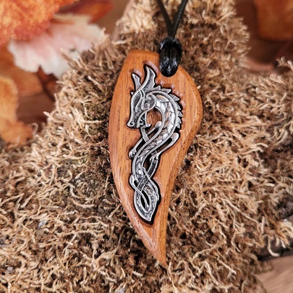Amulett Drachenzahn mit Silbereinlage aus Iroko Hartholz