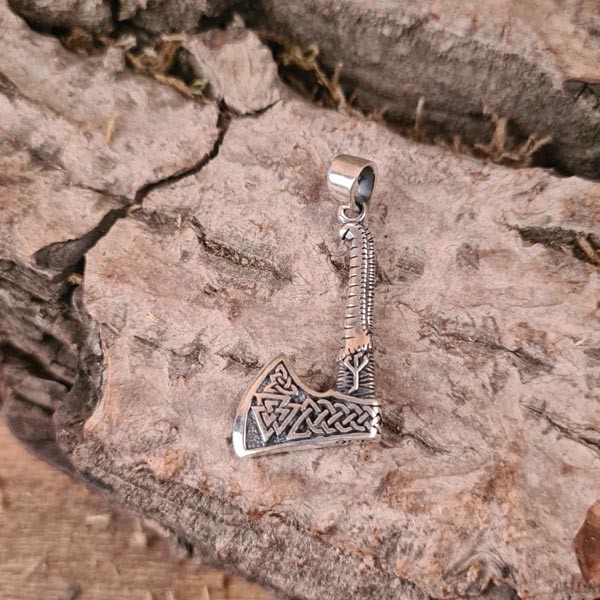 Axtamulett mit keltischen Knoten und Valknut aus Silber
