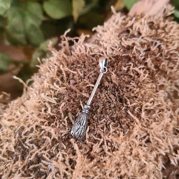 Anhänger Hexenbesen aus Silber