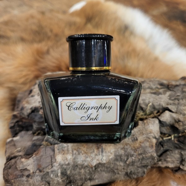 Glassflasche mit schwarzer Kalligraphie Tinte
