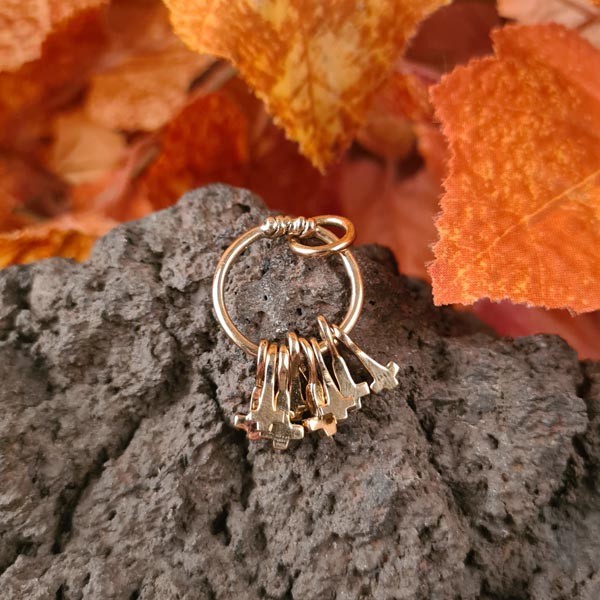 Bronzeanhänger mit kleinen Thorshammer auf Ring